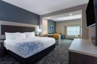 La Quinta Inn & Suites by Wyndham Shorewoodにあるベッド