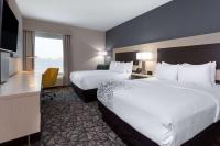 La Quinta Inn & Suites by Wyndham Shorewoodにあるベッド