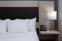 La Quinta Inn & Suites by Wyndham Shorewoodにあるベッド