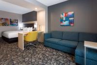 La Quinta Inn & Suites by Wyndham Shorewoodにあるシーティングエリア