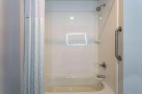 La Quinta Inn & Suites by Wyndham Shorewoodにあるバスルーム