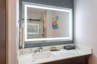 La Quinta Inn & Suites by Wyndham Shorewoodにあるバスルーム