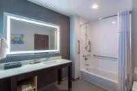 La Quinta Inn & Suites by Wyndham Shorewoodにあるバスルーム