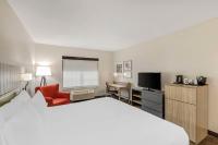 Country Inn & Suites by Radisson, Elk Grove Village-Itascaにあるベッド