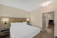 Country Inn & Suites by Radisson, Elk Grove Village-Itascaにあるベッド