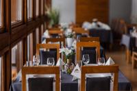 Pałac Pawłowice في Gorz: غرفة طعام مع طاولات وكراسي مع كؤوس نبيذ