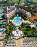 Una vista aérea de un complejo turístico con piscina. en Kaya Belek, en Belek
