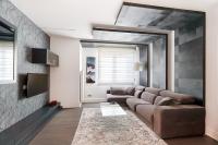 Una sala de estar con un sofá y un televisor. en Tranquilo Apartamento en pleno corazón de Pamplona, en Pamplona