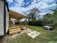 Ogród w obiekcie Camping de l'Arnel