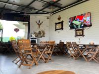 een eetkamer met houten stoelen en een tafel bij Gardenya Lara Suit Hotel in Antalya