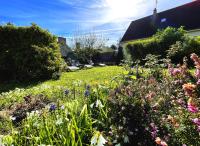 einen Garten mit vielen Blumen im Hof in der Unterkunft Maison Kérity with Jacuzzi – Terrace in Paimpol