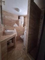 Kúpeľňa v ubytovaní LUCY Apartments with heated pool & free private parking