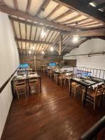 una fila di tavoli e sedie in una stanza di Casa Marconi ad Acquapendente