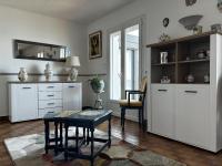 ein Wohnzimmer mit einem Tisch und weißen Schränken in der Unterkunft Maison Belz, 3 pièces, 4 personnes - FR-1-397-67 in Belz