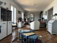 ein Wohnzimmer mit Möbeln und einem Tisch in der Unterkunft Maison Belz, 3 pièces, 4 personnes - FR-1-397-67 in Belz