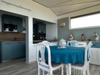 eine Küche mit einem blauen Tisch und weißen Stühlen in der Unterkunft Maison Belz, 3 pièces, 4 personnes - FR-1-397-67 in Belz