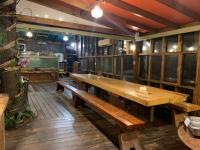 Un comedor con una gran mesa de madera y un biombo. en Grand Orchid Resort Villa, en Liugui