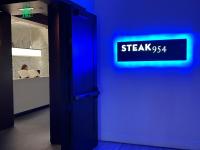 Una habitación azul con un cartel que dice "racha" en Beachfront-Spacious W Residence, en Fort Lauderdale