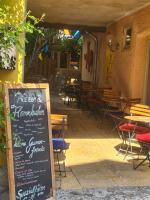 un restaurante con una pizarra, mesas y sillas en Hotel & Restaurant zur Post, en Wernigerode