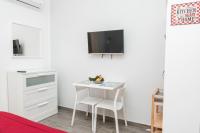 Televízia a/alebo spoločenská miestnosť v ubytovaní Appartamenti Maria Al Capo