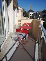 Un balc&oacute;n o terraza en Appartement St Cast, &agrave; 100m de la Grande Plage