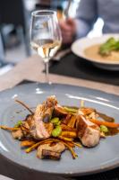 ブライにあるLogis Hôtel Restaurant La Citadelleのワインと一緒にテーブルの上に盛り付け