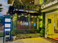 una caffetteria con un'insegna sul lato di un edificio di Carnival Villa a Da Lat