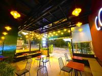 un patio ristorante con tavoli, sedie e luci di Carnival Villa a Da Lat