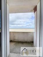 an open door with a view of the ocean at Résidence Saint Pierre: Vue Mer, 2 Chambres in Bray-Dunes