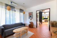 Posezení v ubytování The Orange Villa Near Beach 海灘附近的家庭別墅