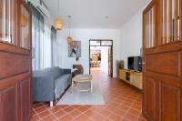 TV a/nebo společenská místnost v ubytování The Orange Villa Near Beach 海灘附近的家庭別墅