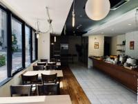 Un restaurante con mesas y sillas y un mostrador. en Court Hotel Shin-Yokohama, en Yokohama