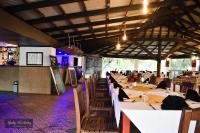 Un restaurante u otro lugar para comer en Coralview Island Resort