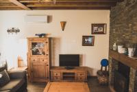 TV a/nebo společenská místnost v ubytování Apartamentos Rurales La Fatela