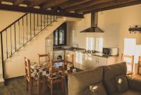 Kuchyň nebo kuchyňský kout v ubytování Apartamentos Rurales La Fatela
