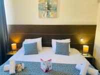 Postel nebo postele na pokoji v ubytov&aacute;n&iacute; Hotel &amp; Spa Gil de France Cap d&#39;Agde