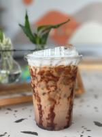 Mekong pano villa في ناخون فانوم: كوب بلاستيكي من القهوة المثلجة موضوع على طاولة