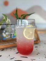 Mekong pano villa في ناخون فانوم: مشروب في كوب مع شريحة ليمون بداخله