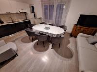 Kuchyňa alebo kuchynka v ubytovaní Apartments Kapelica