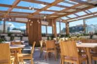 Reštaurácia alebo iné gastronomické zariadenie v ubytovaní Lotus Center
