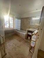 a bathroom with a sink and a bath tub at Entre les Alpilles et le Luberon 3 chambres 10 pers in Cavaillon