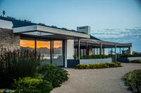 een gebouw met een zonsondergang gezien door de ramen bij Benguela Cove - Lavender Dreams in Hermanus