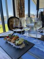 een tafel met glazen wijn en eten erop bij Benguela Cove - Lavender Dreams in Hermanus