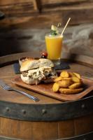 AndacolloにあるHotel y Restaurant Doña Rodeの木製のトレイに載ったサンドイッチとチップスと飲み物