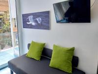 Televízia a/alebo spoločenská miestnosť v ubytovaní APARTAMENTO con TERRAZA VISTAS AL MAR