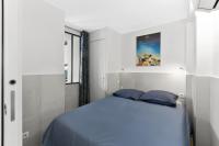 a bedroom with a bed with blue pillows at Cannes NG - Appartement à 10 mn du Palais des Festivals in Cannes
