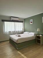 Un dormitorio con una cama grande y una ventana. en O&#39;Shea&#39;s Sukhumvit Bangkok, en Klong Toi