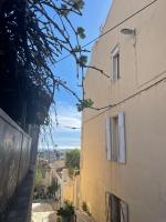 an alley between two buildings in a city at Appartement + terrasse à 5min à pied de la mer et du Vallon des auffes in Marseille