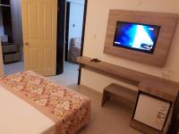 A television and/or entertainment centre at Hamle Hotel