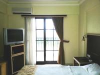 A television and/or entertainment centre at Hamle Hotel